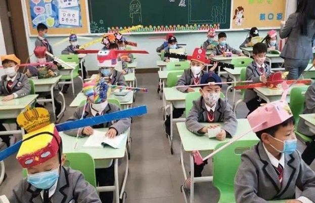 چین میں سماجی دوری کیلئے اسکول میں منفرد طریقہ کار اپنایا گیا