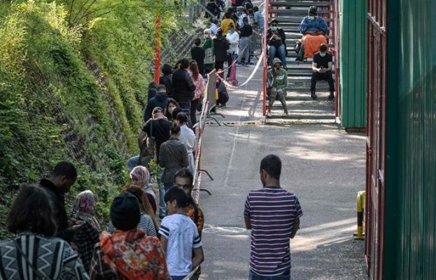Thousands of people line up for free food in Geneva during COVID-19 crisis