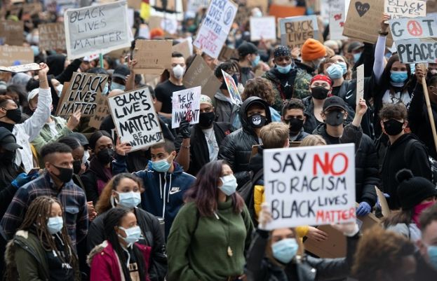 امریکی سیاہ فام کی ہلاکت پر برطانیہ میں بھی احتجاج کا سلسلہ جاری ہے