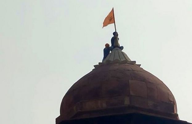 بھارتی یوم جمہور پر نئی دہلی میدان جنگ، کسانوں نے  لال قلعہ پر فتح  کے پرچم گاڑ دیے 