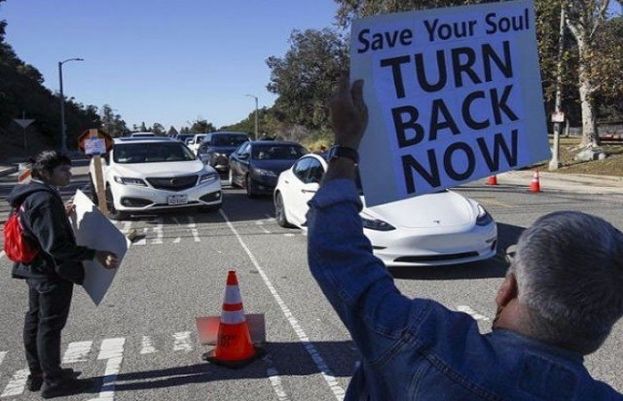 کورونا ویکسین آبادی کم کرنے کی سازش ہے، ٹرمپ حامیوں نے سینٹر بند کرا دیا