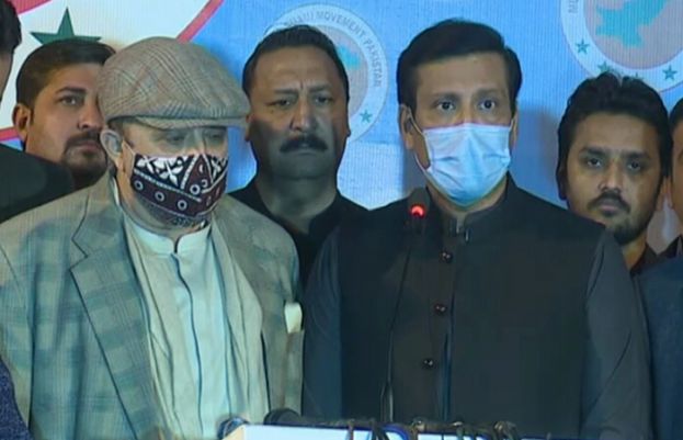 پی ٹی آئی کے وفد نے ایم کیوایم کے عارضی مرکز بہادر آباد کا دورہ کیا اور رہنماؤں سے ملاقات کی۔