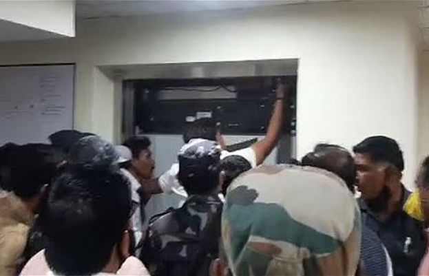 اسپتال کی لفٹ گر گئی، سابق وزیر اعلیٰ بال بال بچ گئے