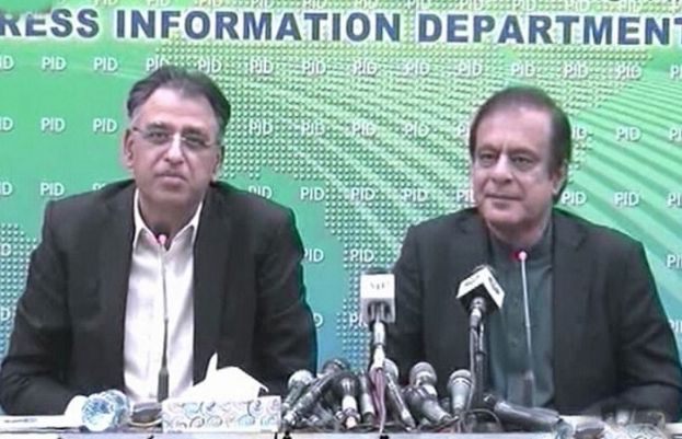  وفاقی وزیر اطلاعات و نشریات سینیٹر شبلی فراز اور وفاقی وزیر برائے منصوبہ بندی و ترقی اسد عمر 