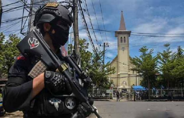 انڈونیشیا میں چرچ کے باہر دھماکے