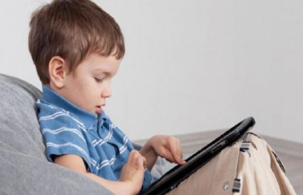  زیادہ دیر تک ٹی وی، اسمارٹ فون اور ٹیبلٹ پر کارٹون فلمیں وغیرہ دیکھنے والے چھوٹے بچے صرف پانچ سال کی عمر میں کئی طرح کے نفسیاتی مسائل کا شکار ہوجاتے ہیں