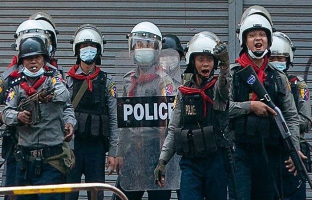 میانمار میں فوجیوں نے مظاہرین کو ٹک ٹاک کے ذریعے ڈرانا شروع کر دیا 