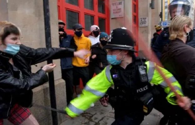 برطانیہ میں مظاہرین اور پولیس کے درمیان جھڑپ