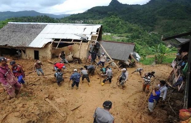 انڈونیشیا میں لینڈ سلائیڈنگ