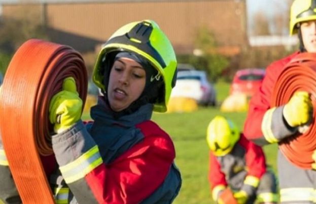 27 سالہ عروسہ ارشد برطانیہ کی پہلی حجاب پہننے والی خاتون فائر فائٹر بن گئیں
