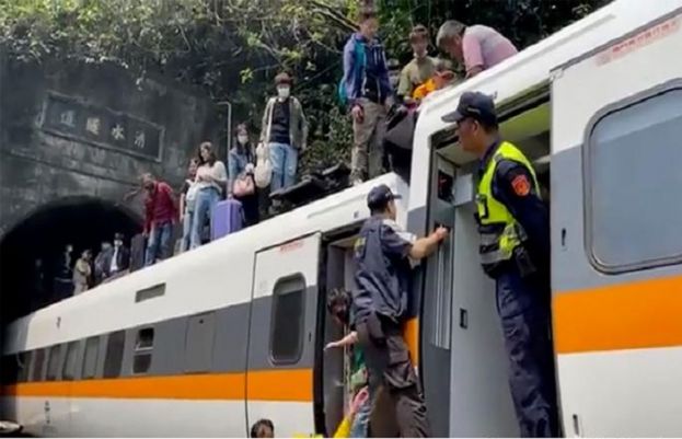 تائیوان میں ٹنل کے اندر ٹرین پٹری سے اتر گئی