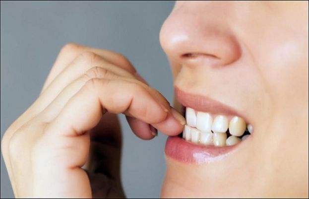 دانتوں سے ناخن کترنا