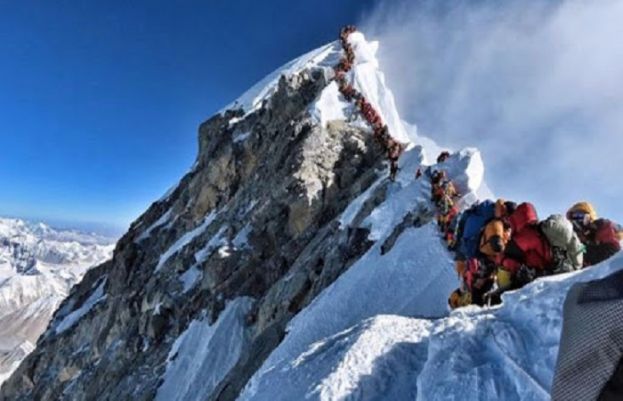 دنیا کی بلند ترین چوٹی ماؤنٹ ایورسٹ 