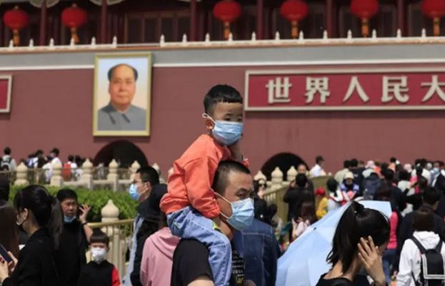 چین نے اپنی آبادی میں مسلسل کمی کو دیکھتے ہوئے والدین کو3 بچے پیدا کرنے کی اجازت دے دی