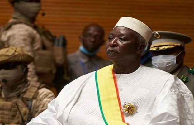 مالی میں فوج نے اقتدار پر قبضہ کرکے نگراں حکومت کے صدر، وزیراعظم اور وزیردفاع کو حراست میں لے لیا۔