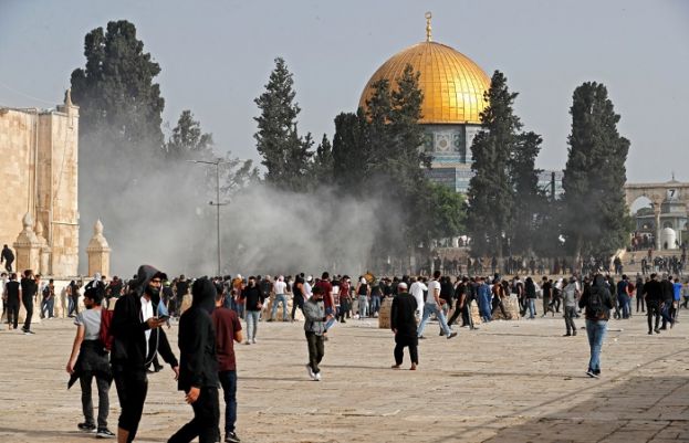 Israeli police storm Al Aqsa compound once more