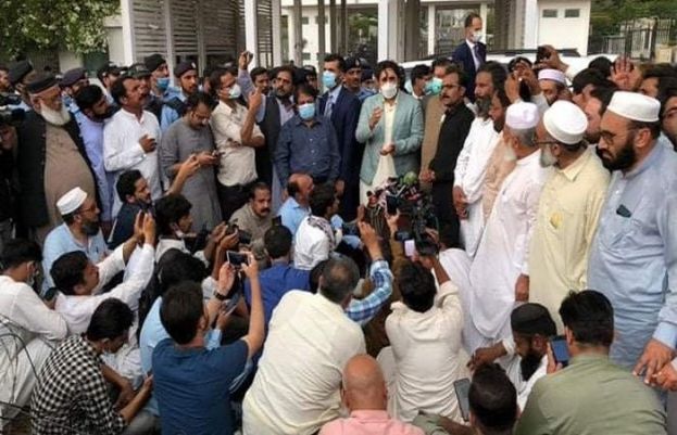 سرکاری ملازمین کا پارلیمنٹ ہاؤس کے باہر احتجاجی مظاہرہ 