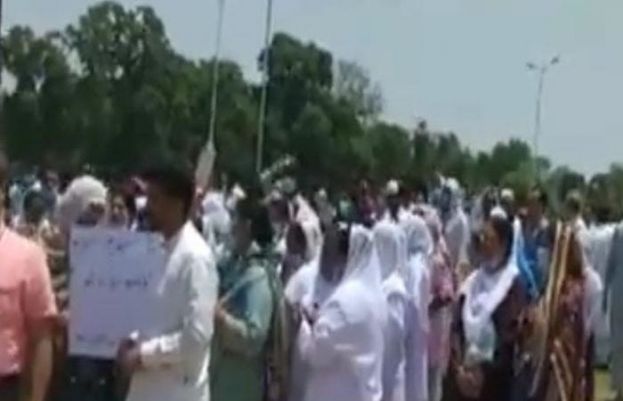 کورونا رسک الاؤنس کیلئے مظاہرہ کرنے والے ہیلتھ ورکرز کے حکومت سے مذاکرات کامیاب