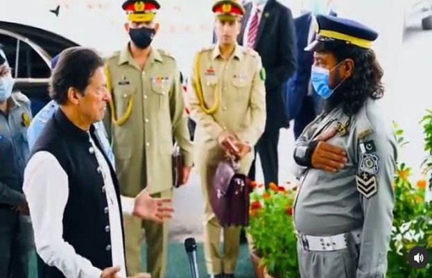 انجری کے باوجود ڈیوٹی انجام دینے والے ہیڈ کانسٹیبل سے وزیراعظم کی ملاقات