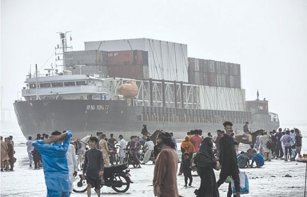 کراچی میں پھنسے بحری جہاز 