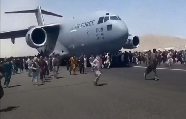 3 die while trying to cling on to a US aircraft