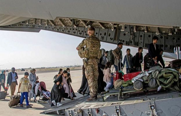 برطانیہ نے 20 ہزار افغان مہاجرین کو آباد کرنے کا اعلان کر دیا 