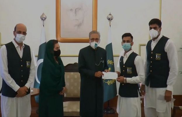 ارشد ندیم اورطلحہ طالب کی صدر مملکت سے ملاقات، دونوں ایتھلیٹس میں انعامی چیکس تقسیم