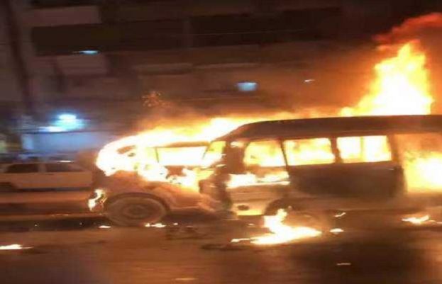  راجن پور میں مسافر وین میں آگ بھڑک اٹھی جس کے نتیجے میں 5 افراد جاں بحق ہوگئے۔ 