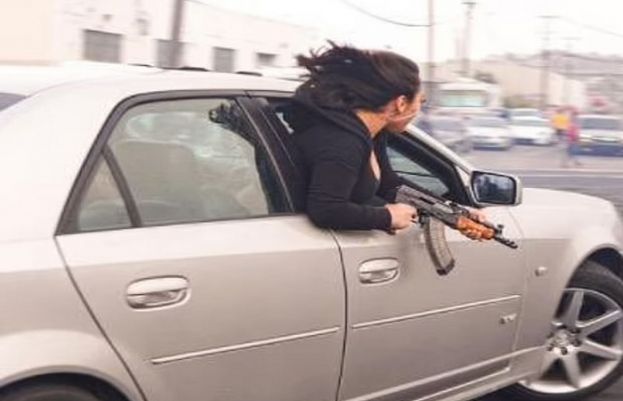 بندوق لہراتی خاتون کی تصویر جاری، پولیس ملزمہ کو گرفتار کیا ہے یا نہیں معلوم نہ ہو سکا 