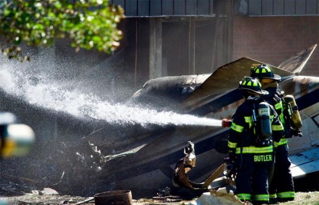 امریکی ریاست کنیکٹی کٹ میں طیارہ عمارت پرگرنے سے 4 افراد ہلاک ہو گئے