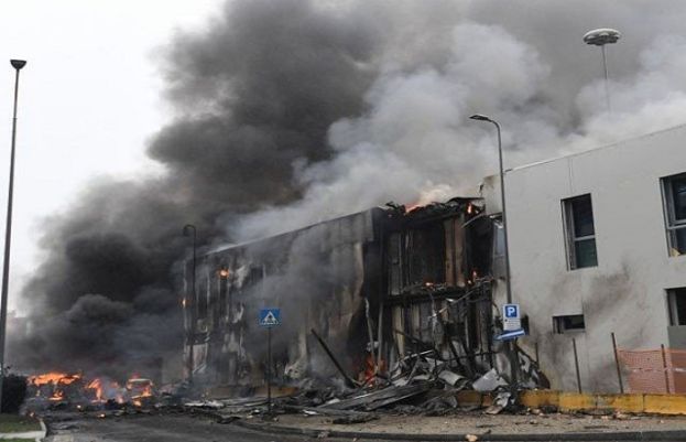 اٹلی میں مسافر برادر طیارہ عمارت سے ٹکرا گیا، 8 افراد ہلاک