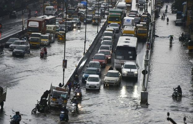 بھارت کے شہر چنائی میں شدید طوفانی بارشوں سےنظام زندگی معطل