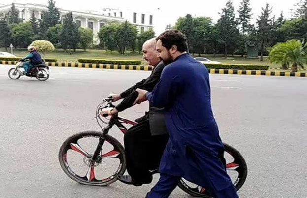 پیپلزپارٹی کے سینیٹر بہرہ مند تنگی سائیکل پر پارلیمنٹ پہنچ گئے