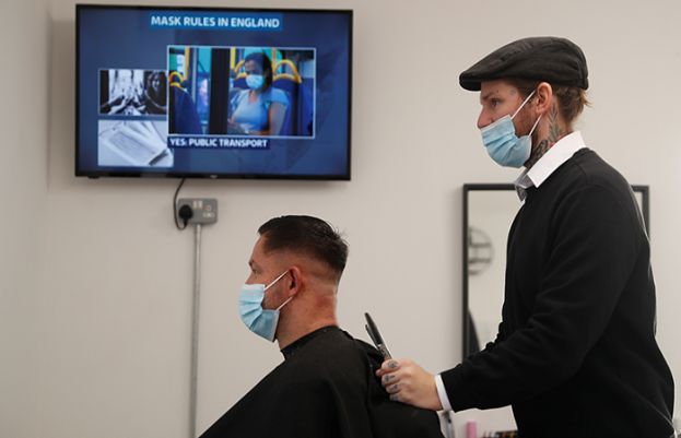 انگلینڈ نے اومیکرون کا مقابلہ کرنے کیلئے نئی پابندیاں نافذ کردی