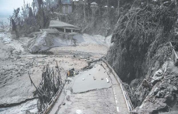 انڈونیشیا میں آتش فشاں پھٹنے سے 14 افراد ہلاک ہو گئے