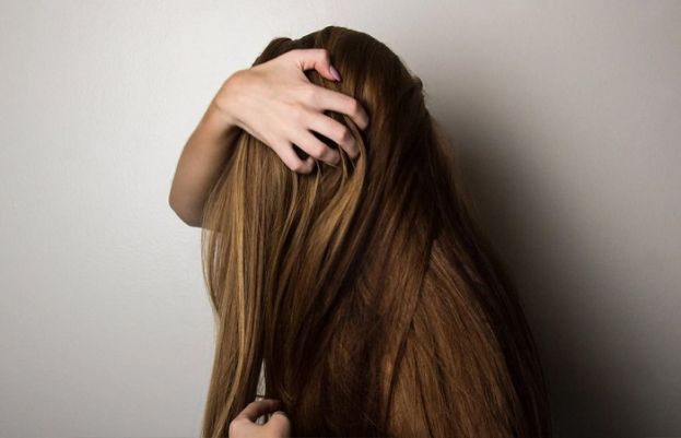 چمکتے گھنے بال