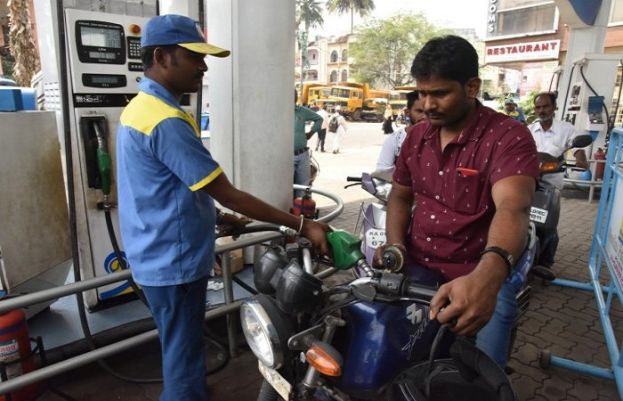 پیٹرول کی قیمت میں8  روپے فی لیٹر کمی کا اعلان