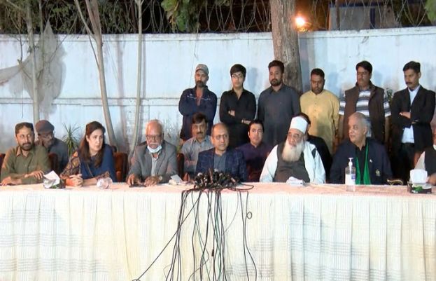 پاکستان پیپلزپارٹی سے تعلق رکھنے والے صوبائی وزیر اطلاعات و نشریات سعید غنی نے ایک پریس کانفرنس سے خطاب کررہے ہیں