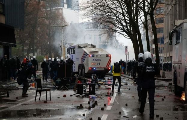 کورونا پابندیوں کے خلاف بیلجیئم میں احتجاج، پولیس اور مظاہرین میں جھڑپ