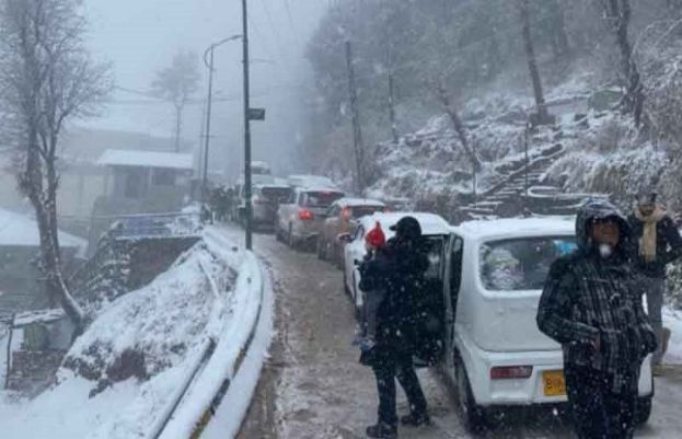 مری ميں سياحوں کے رش اور ٹريفک جام