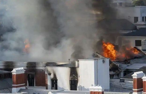 جنوبی افریقا کی پارلیمنٹ کو خوفناک آگ نے اپنی لپیٹ میں لے لیا 