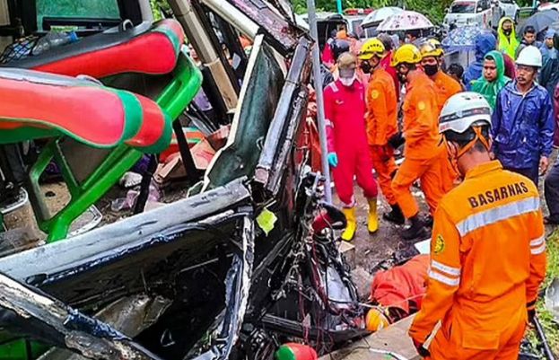  بس پہاڑ سے ٹکرا گئی، 13 افراد جاں کی بازی ہار گئے 