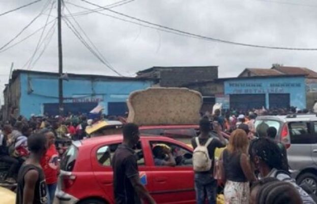 کانگو : بجلی کی ہائی ٹینشن لائن گھروں اور بازار پر گری