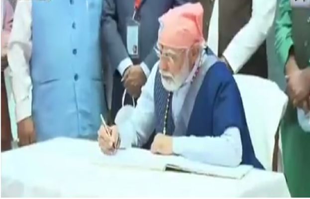 بولنے کے ساتھ ساتھ مودی لکھنے میں بھی کمزور نکلے