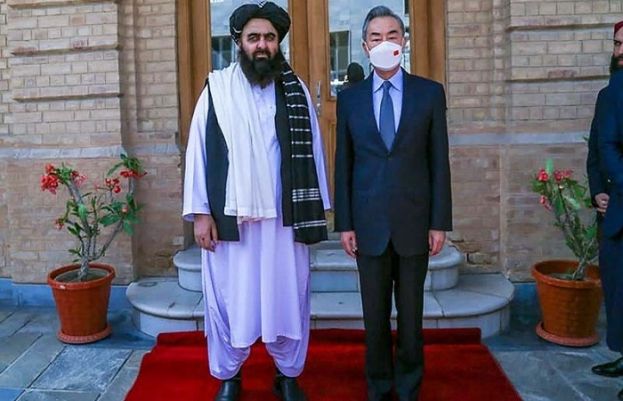 چینی وزیر خارجہ وینگ یی اور  قائم مقام افغان وزیر خارجہ امیر خان متقی