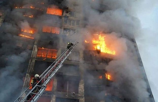 یوکرین کے دارالحکومت کیف میں مسلسل بمباری سے اپاتٹمنٹ میں آگ لگ گئی ہے