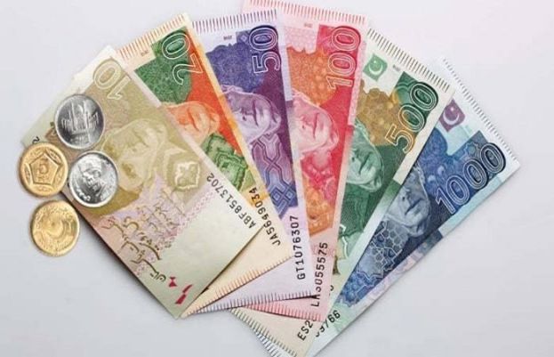 Rupee resumes downward slide against US dollar