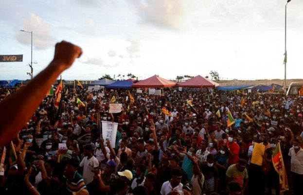 صدر گوٹابایا راجا پکسے کے دفتر کے باہر ہزاروں لوگوں کا احتجاج