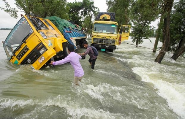 Floods swamp more of Bangladesh and India