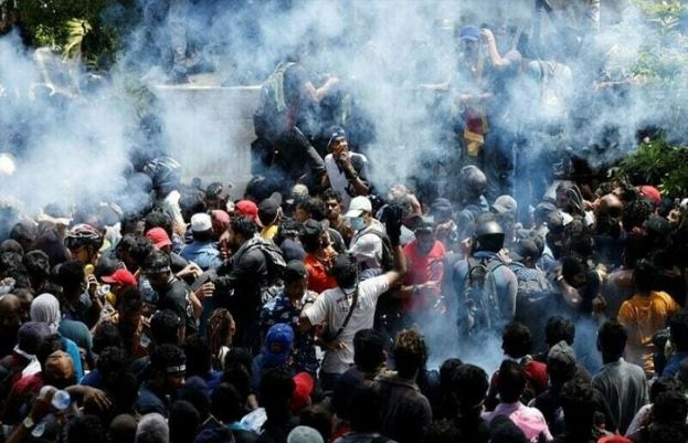 سری لنکا کے قائم مقام صدر نے ملک میں ایمرجنسی نافذ کر دی